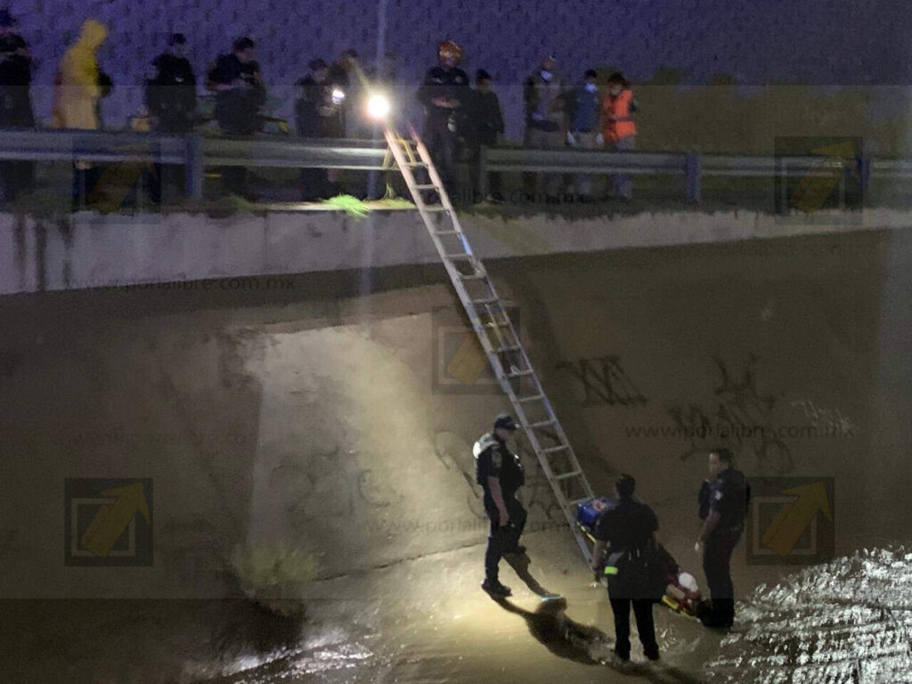 Hombre cae a canal en cruce vial y es rescatado por bomberos