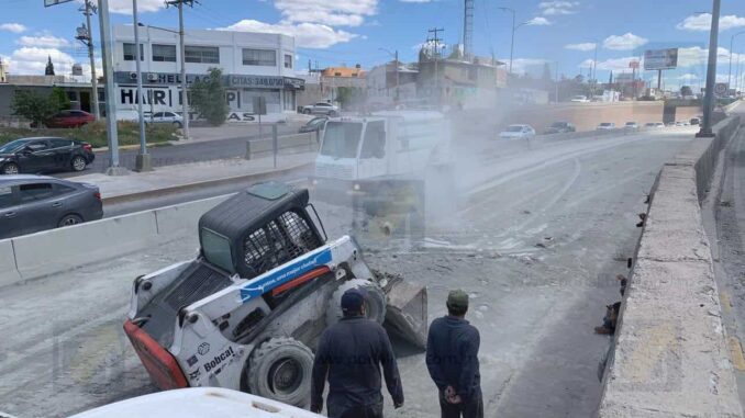 caos-vial-en-el-periferico-camion-pierde-bultos-de-cemento-y-provoca-tolvanera.jpeg Caos vial en el Periférico: camión pierde bultos de cemento y provoca tolvanera
