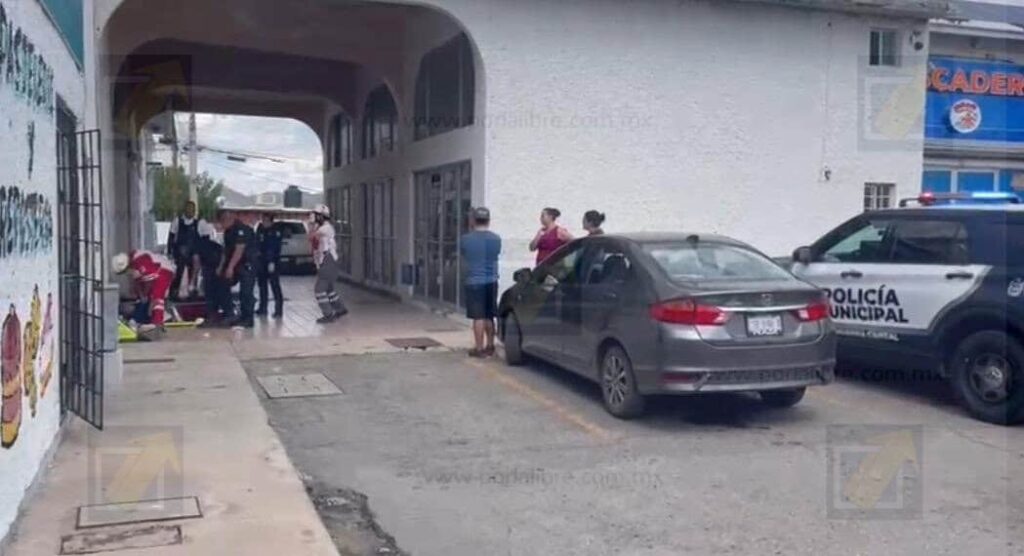 Adulto mayor sufre fractura tras caída en plaza de Colinas del Sol