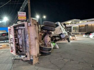 Volcadura de camión recolector en avenida Tecnológico fue durante traslado en grúa