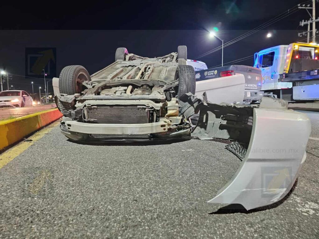 Vuelcan jóvenes en la avenida Homero por evitar un choque; conductor responsable huye