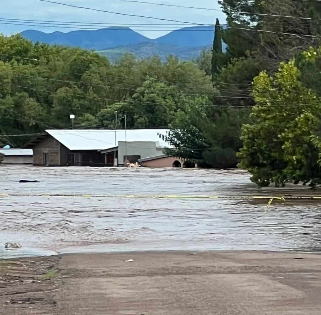 Casas Grandes: Intensas lluvias dejan un desaparecido, localidades incomunicadas y al menos 100 viviendas bajo el agua