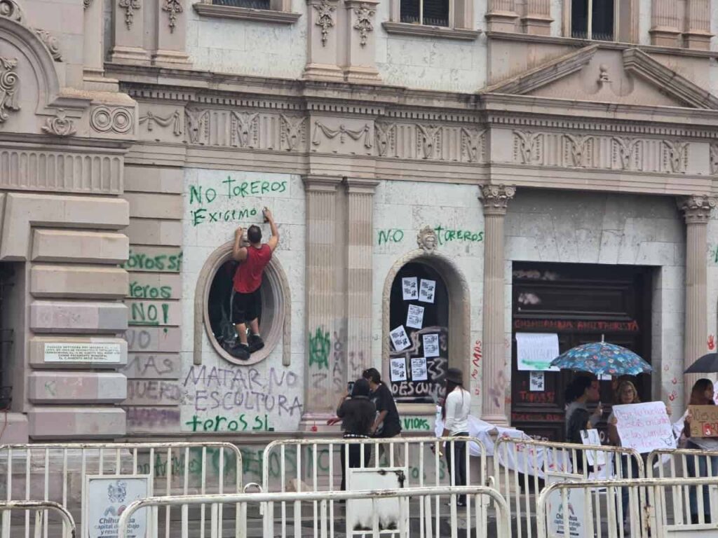 Vandalizan manifestantes Presidencia Municipal; fueron detenidos por la Policía Municipal