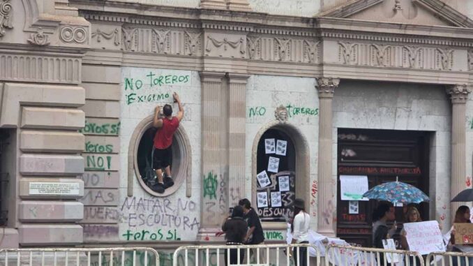 vandalizan-manifestantes-presidencia-municipal-fueron-detenidos-por-la-policia-municipal.jpeg Vandalizan manifestantes Presidencia Municipal; fueron detenidos por la Policía Municipal
