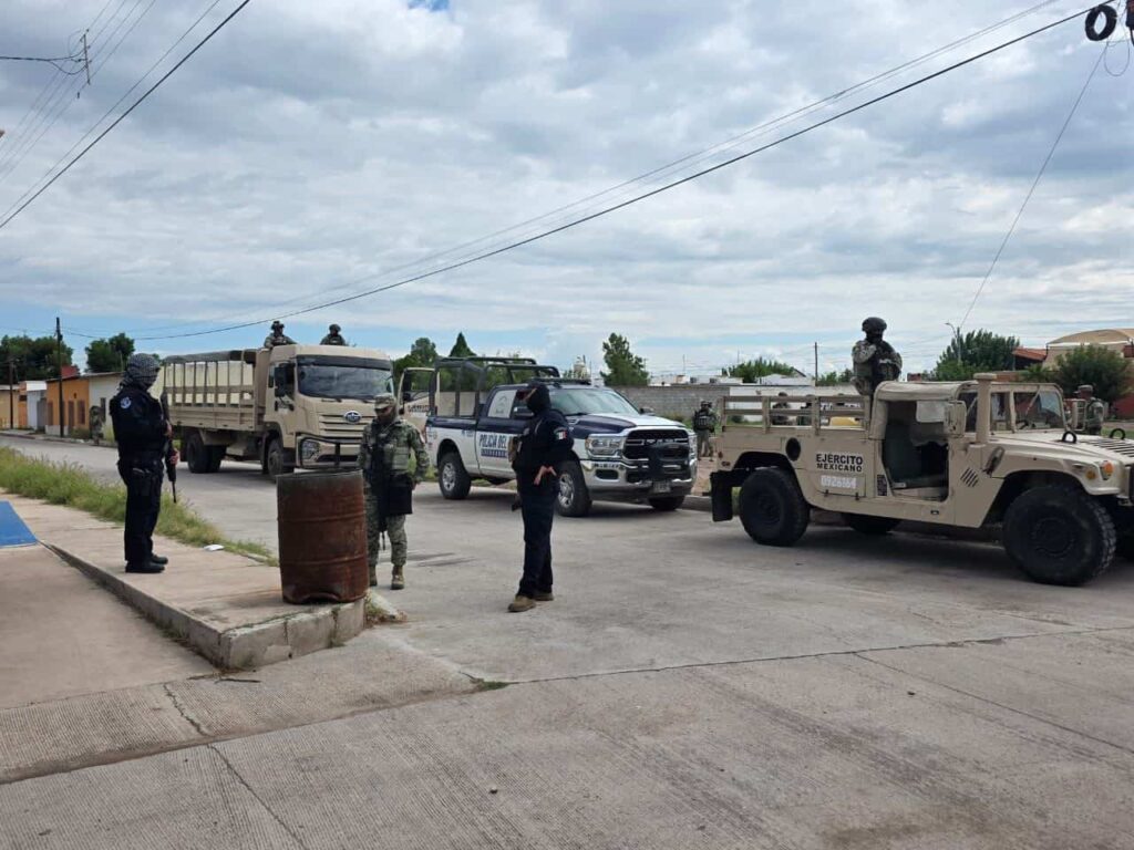 Aseguran vehículo con reporte de robo y equipo táctico en Aldama