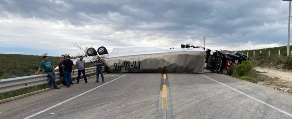 Vuelca camión de carga en carretera vía corta Parral-Chihuahua