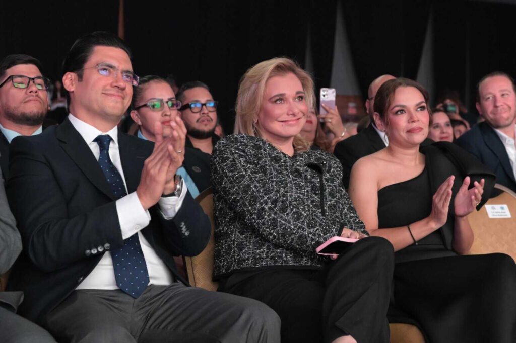 Maru Campos acompaña presentación del 4to Informe de Gobierno del alcalde de Chihuahua