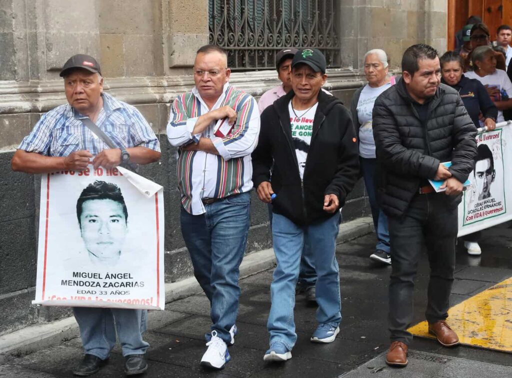 Familiares de Ayotzinapa acusan falta de “avances sustanciales” en el caso tras reunión con Sheinbaum