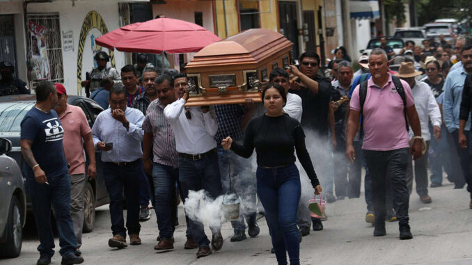 agentes-custodian-el-funeral-de-hossein-nabor-asesinado-en-guerrero.jpg Agentes custodian el funeral de Hossein Nabor, asesinado en Guerrero