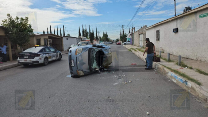 aparatoso-choque-con-volcadura-en-cruce-de-la-colonia-revolucion.jpeg Aparatoso choque con volcadura en cruce de la colonia Revolución