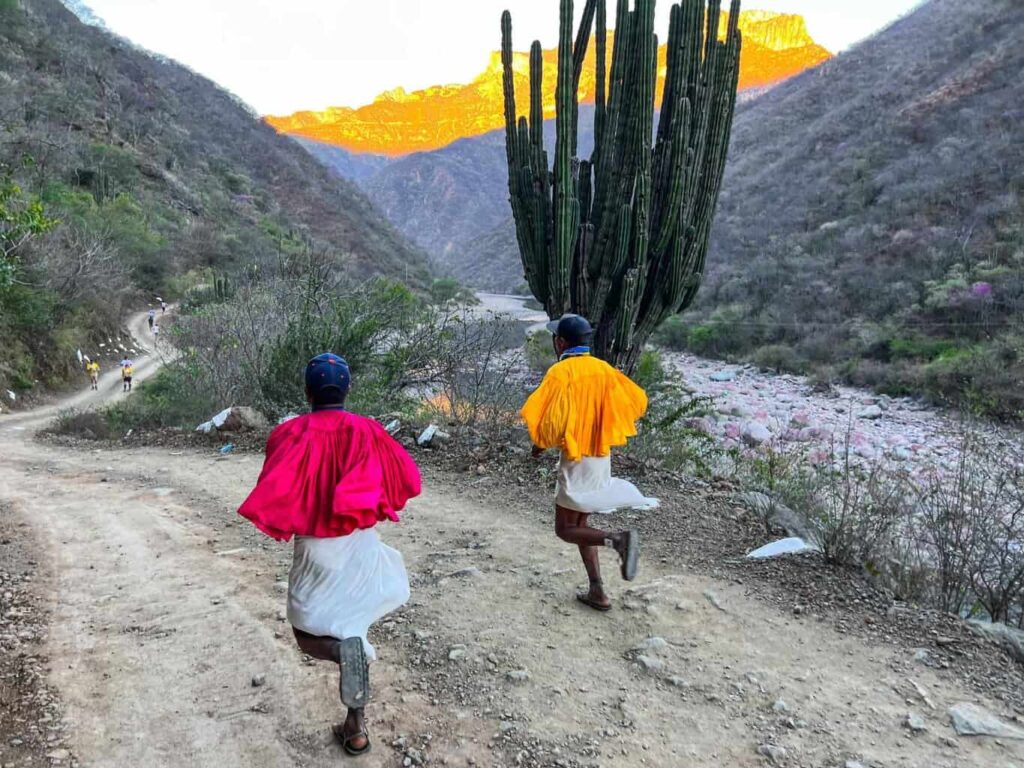 Suman más de 1,500 los atletas inscritos en el Ultra Trail Mont Blanc que se correrá en la Sierra Tarahumara