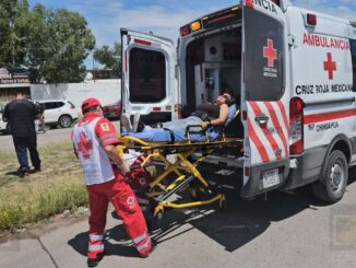 Da vuelta en «U» y arrolla a mujer en paso peatonal de zona escolar en Villa Juárez