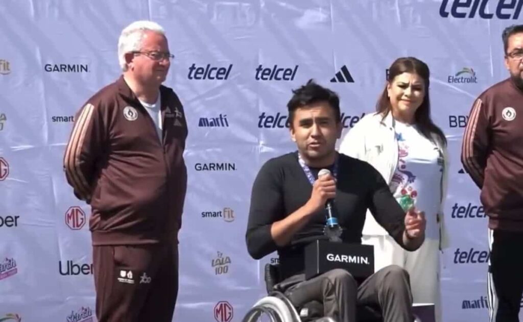 Atleta en silla de ruedas denuncia discriminación y mal estado de las calles tras maratón