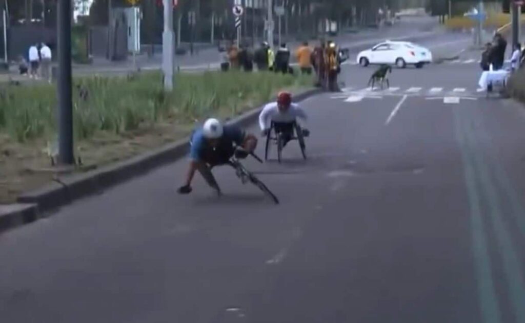 Bache tira a competidores en silla de ruedas durante Maratón CDMX