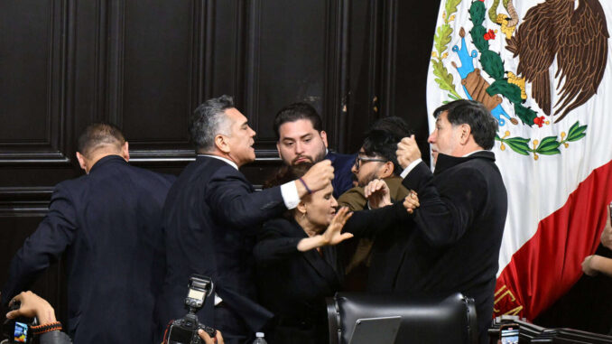 morena-senala-como-cobarde-agresion-de-opositores-en-el-senado.jpg Morena señala como “cobarde” agresión de opositores en el Senado