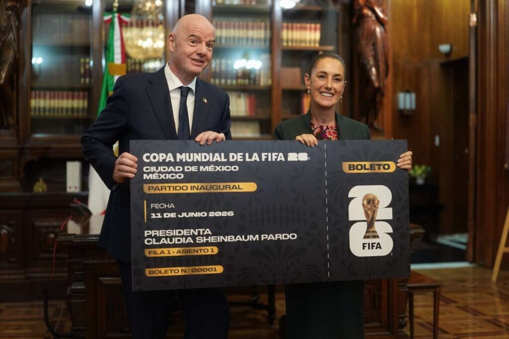Sheinbaum revela qué hará con el boleto gigante que le regaló Infantino