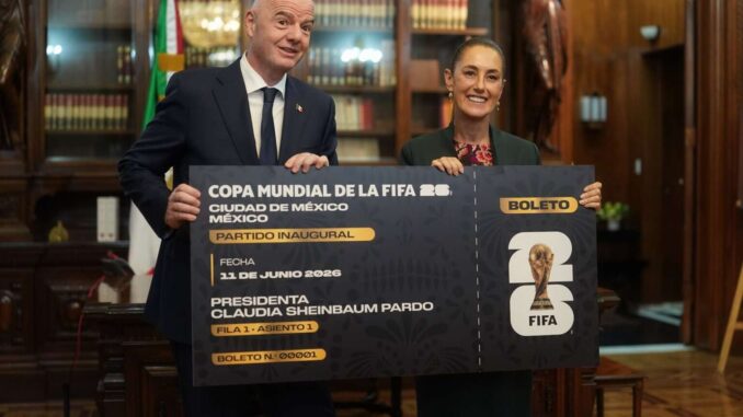 sheinbaum-revela-que-hara-con-el-boleto-gigante-que-le-regalo-infantino.jpg Sheinbaum revela qué hará con el boleto gigante que le regaló Infantino