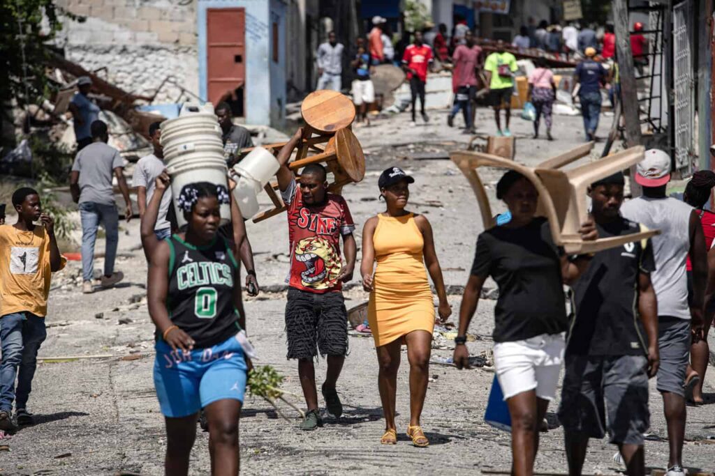 Cientos de desplazados en Haití intentan regresar a sus hogares tras retirarse las bandas