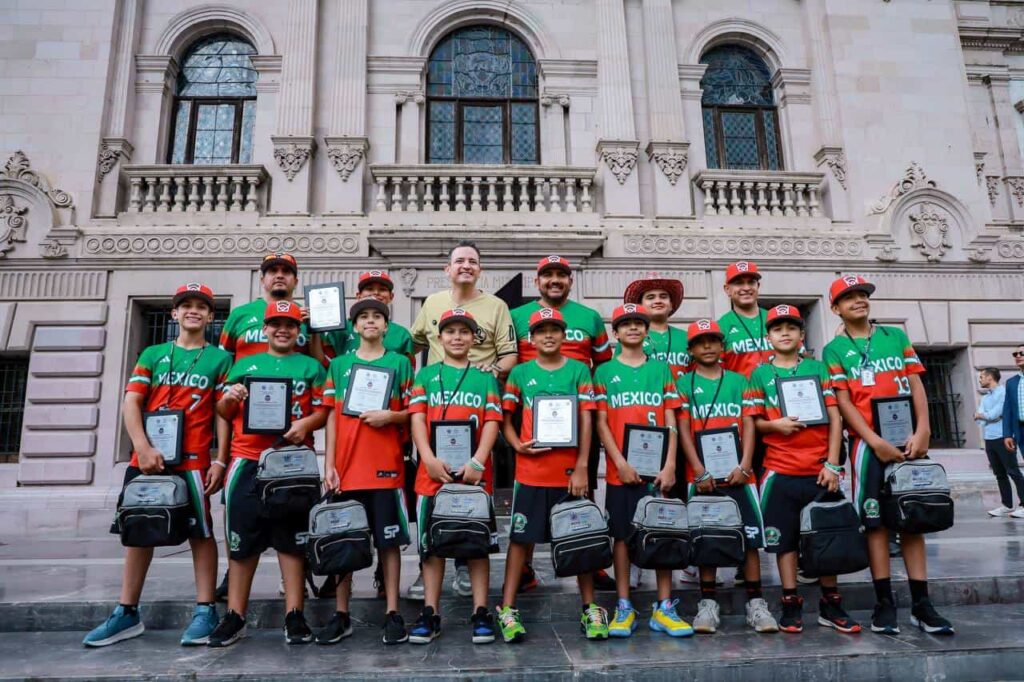 Reconoce Marco Bonilla al equipo Swing Perfecto por su histórica participación en la Little League Baseball World Series