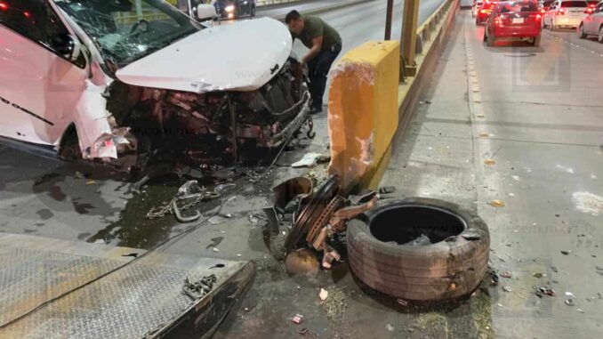 fuerte-choque-en-avenidas-tecnologico-y-juan-escutia-deja-una-camioneta-con-perdida-total.jpeg Fuerte choque en avenidas Tecnológico y Juan Escutia deja una camioneta con pérdida total