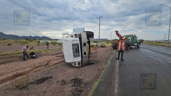 chofer-de-pipa-vuelca-en-carretera-delicias-chihuahua.jpeg Chofer de pipa vuelca en carretera Delicias–Chihuahua