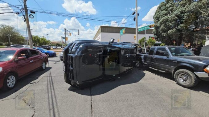 choque-multiple-en-la-antonio-de-montes-deja-camioneta-volcada-y-una-mujer-lesionada.jpeg Choque múltiple en la Antonio de Montes deja camioneta volcada y una mujer lesionada