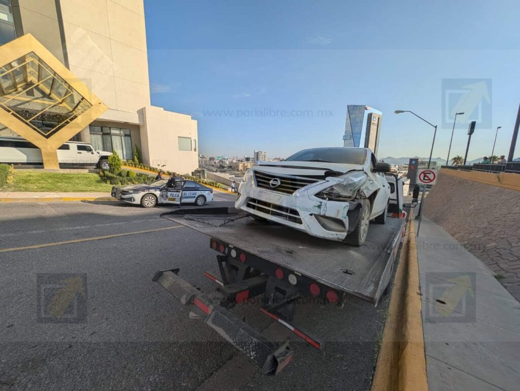 Sin luz hotel Don Rubén por accidente con vehículo estacionado