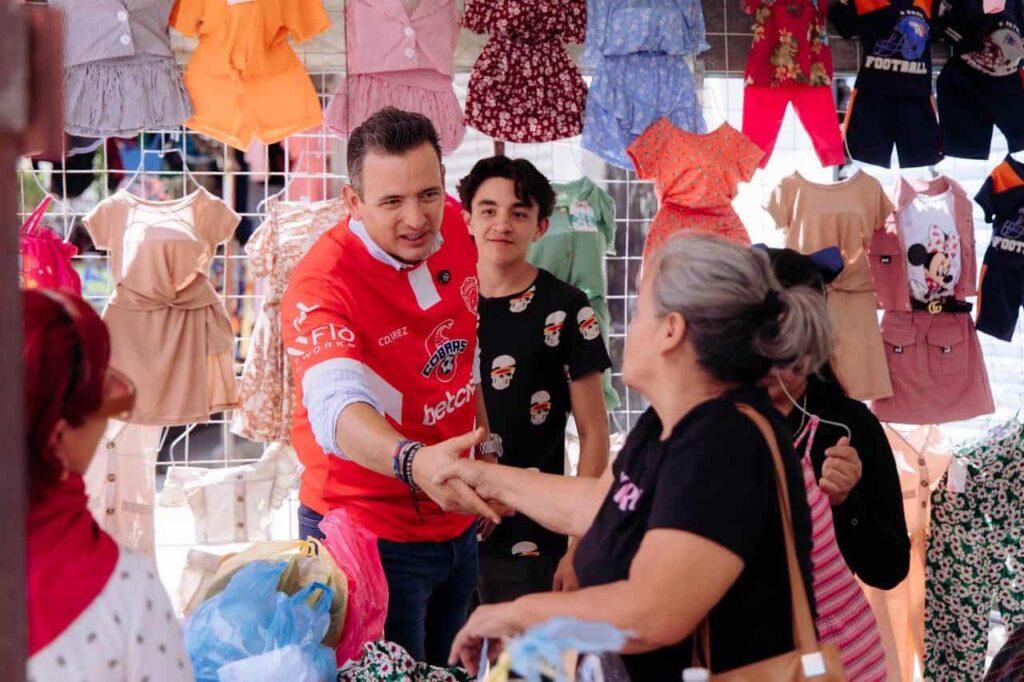 Recorre Marco Bonilla el mercado de “La Rayón” en Juárez