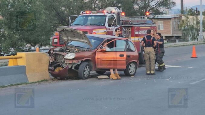 choque-en-el-boulevard-fuentes-mares-mujer-impacta-su-vehiculo-contra-muro-de-contencion.jpeg Choque en el boulevard Fuentes Mares; mujer impacta su vehículo contra muro de contención