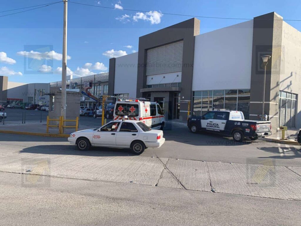 Dos trabajadores sufren descarga eléctrica en Plaza Providencia