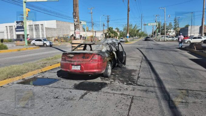 abandonan-vehiculo-calcinado-sobre-la-avenida-de-las-industrias.jpeg Abandonan vehículo calcinado sobre la avenida de las Industrias