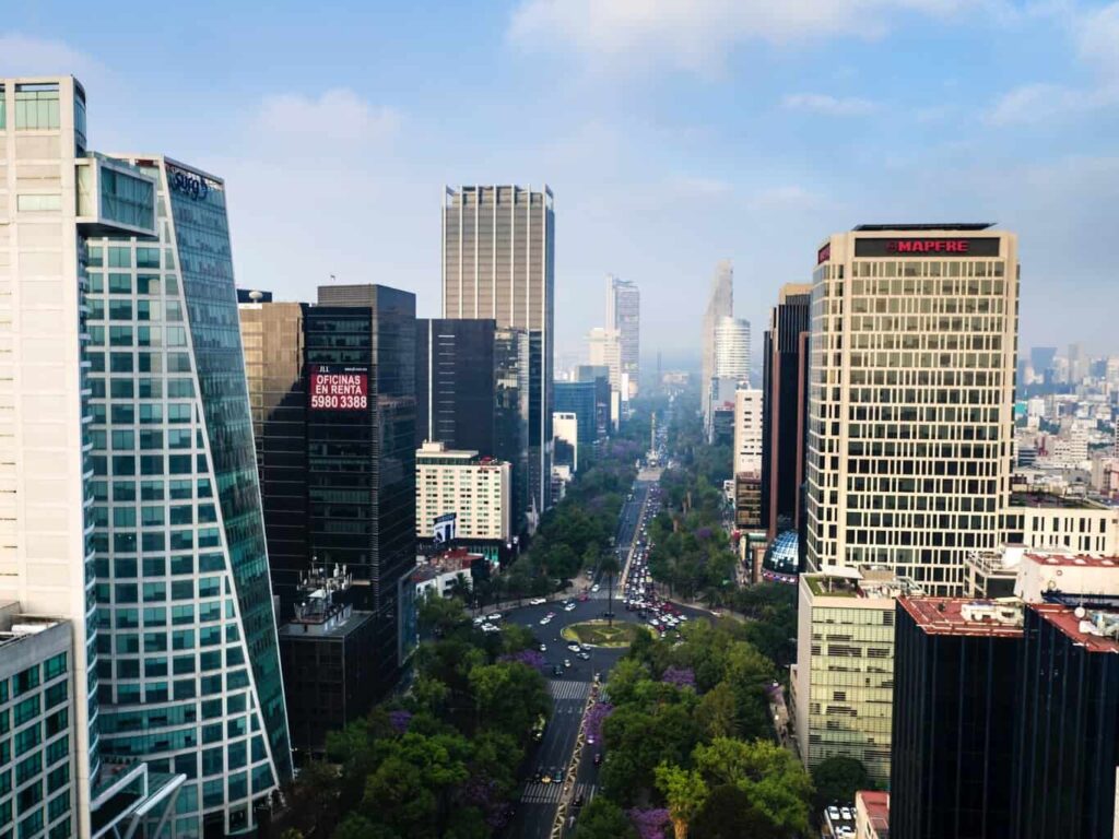 Economía de México se desacelerará en 2025 por tensiones con EE.UU.