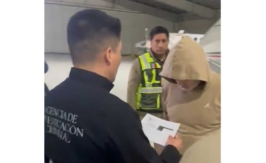 Aterriza en Toluca el avión que traslada a Hernán Bermúdez, líder de «La Barredora»