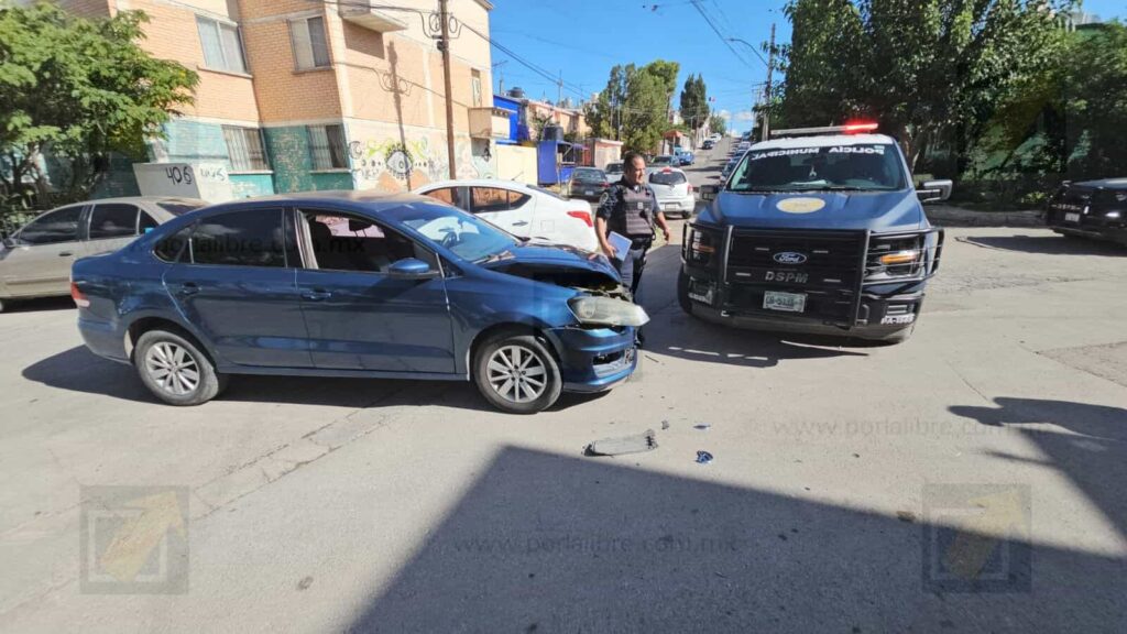 Patrulla choca durante operativo en Infonavit Nacional; detienen a dos intoxicados con arma falsa