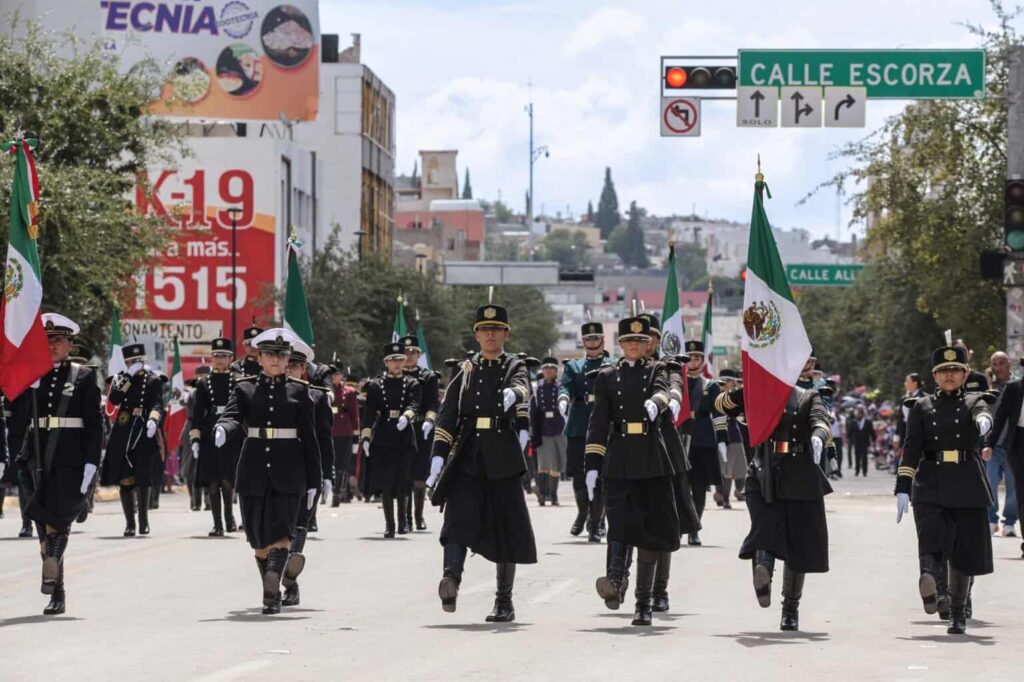Encabeza Maru Campos desfile Cívico-Militar por el 215 Aniversario de la Independencia