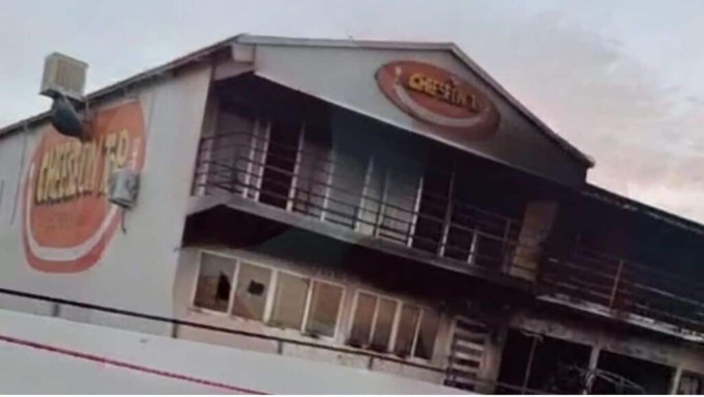 Comando armado con “cuernos de chivo” rafaguea e incendia restaurante y vehículos en Santa Isabel