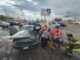 Conductor de un auto rojo pierde el control y brinca camellón antes de impactar contra una pickup