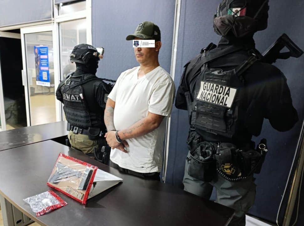 Detienen a sujeto armado con droga en la colonia Praderas del León