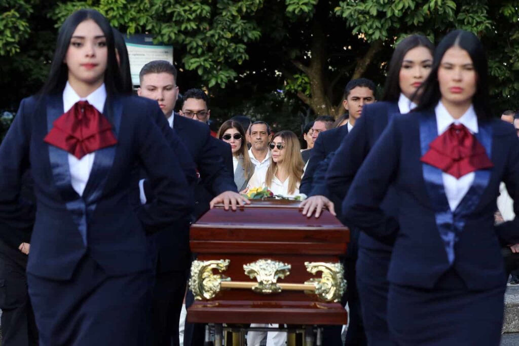 Despiden al cantante B King, asesinado en México, en un funeral con globos y palomas blancas