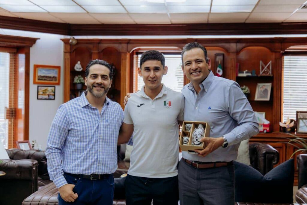 Recibe alcalde Bonilla al marchista Julio César Salazar