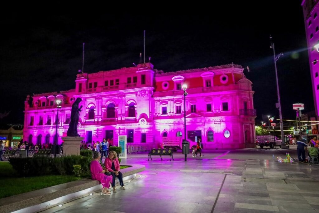 Ilumina Municipio de rosa la Plaza de Armas por la lucha contra el cáncer de mama