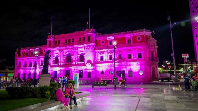 ilumina-municipio-de-rosa-la-plaza-de-armas-por-la-lucha-contra-el-cancer-de-mama.jpeg Ilumina Municipio de rosa la Plaza de Armas por la lucha contra el cáncer de mama