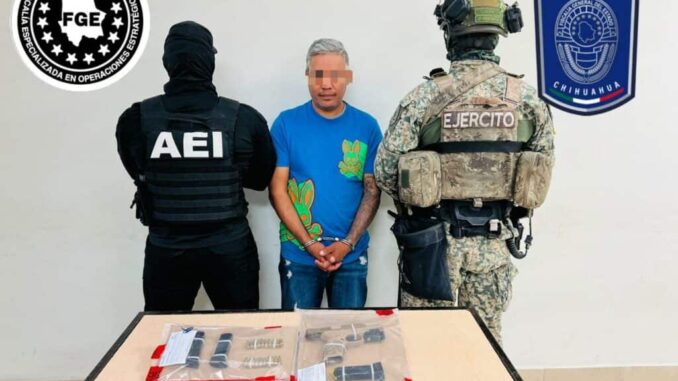 detienen-feoe-y-defensa-a-masculino-con-un-arma-de-fuego-en-la-colonia-el-barreal-de-cd-juarez.jpg Detienen FEOE y DEFENSA a masculino con un arma de fuego en la colonia El Barreal de Cd. Juárez