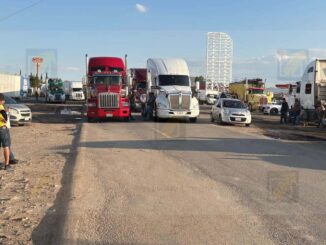 Traileros bloquean carretera libre y autopista a Juárez; exigen devolución de una extorsión