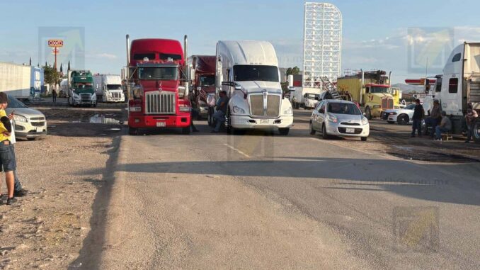 traileros-bloquean-carretera-libre-y-autopista-a-juarez-exigen-devolucion-de-una-extorsion.jpeg Traileros bloquean carretera libre y autopista a Juárez; exigen devolución de una extorsión