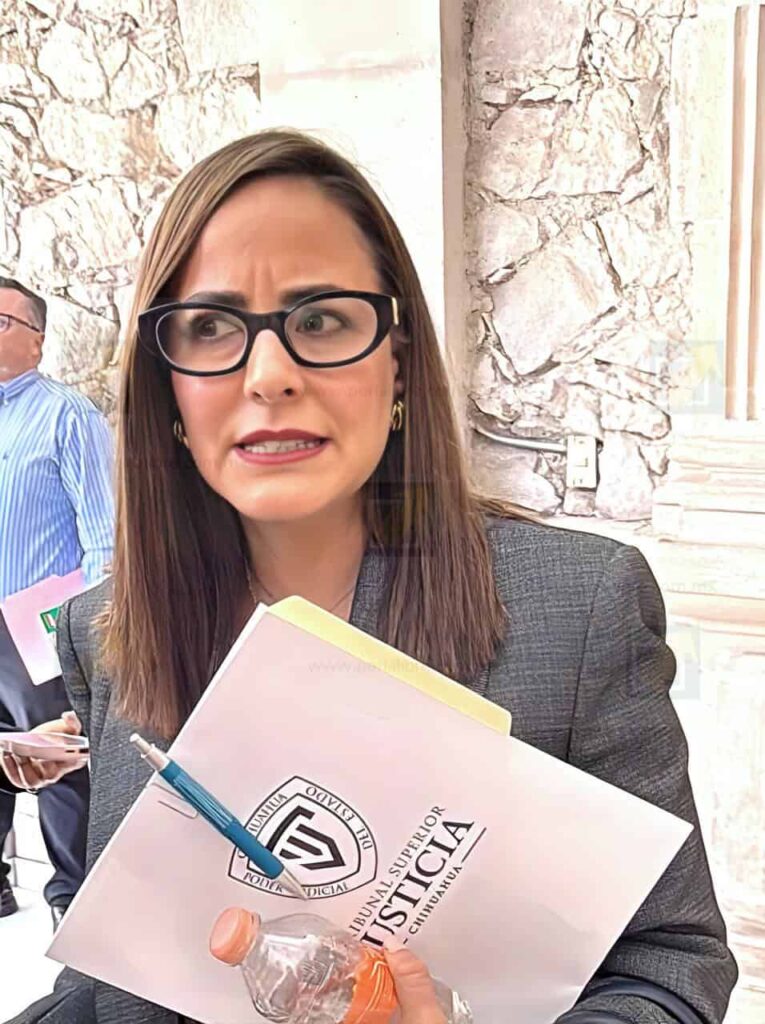 Magistrada presidenta arriba a palacio para reunión con la gobernadora 