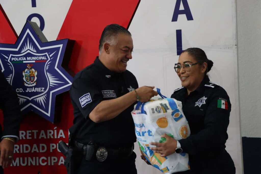 Entrega Canaco despensas a policías municipales