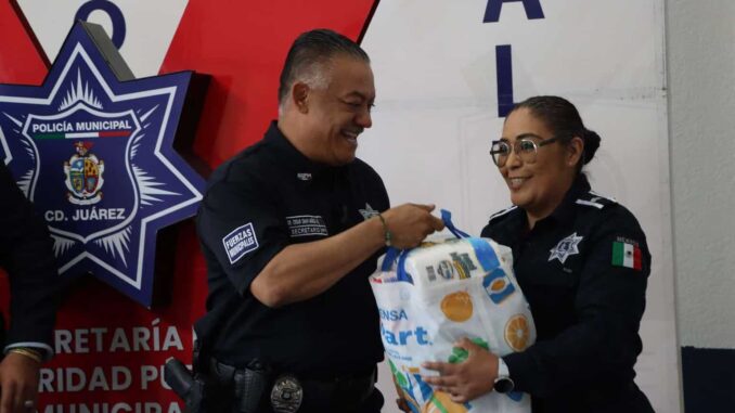 entrega-canaco-despensas-a-policias-municipales.jpg Entrega Canaco despensas a policías municipales