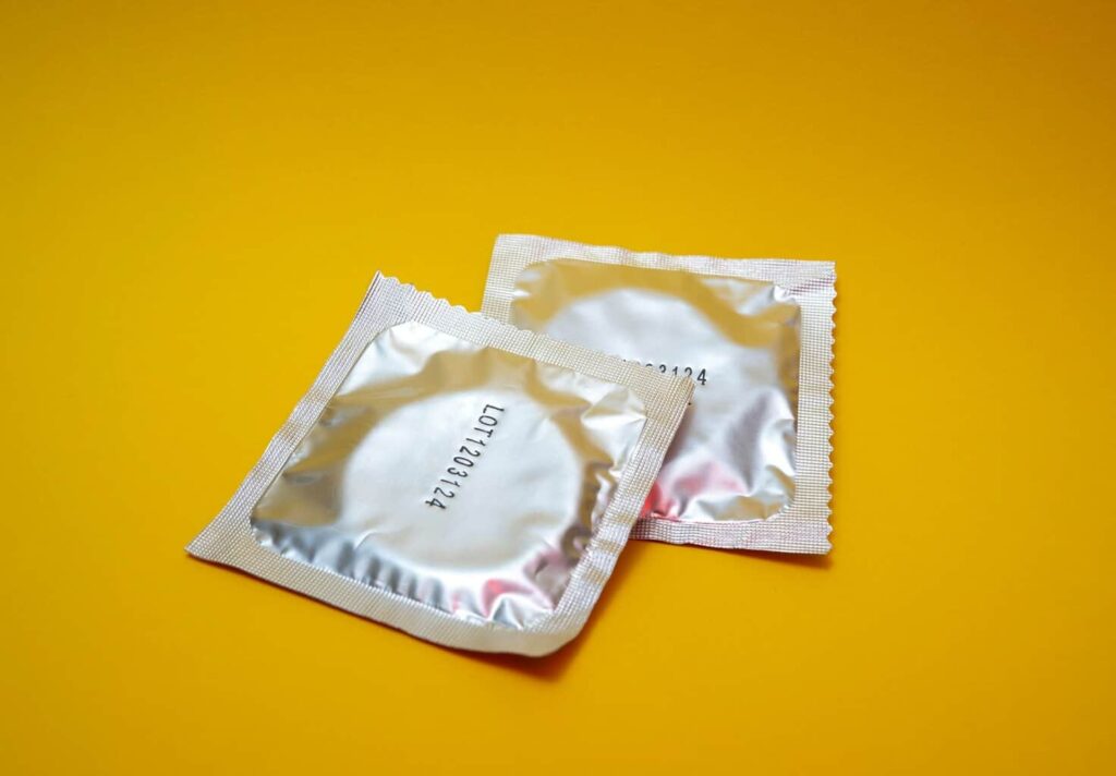 Cofepris alerta por venta de condones falsificados