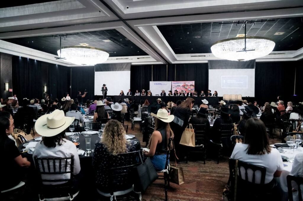 Reconoce alcalde Bonilla a las mujeres como parte fundamental de la ganadería en Chihuahua
